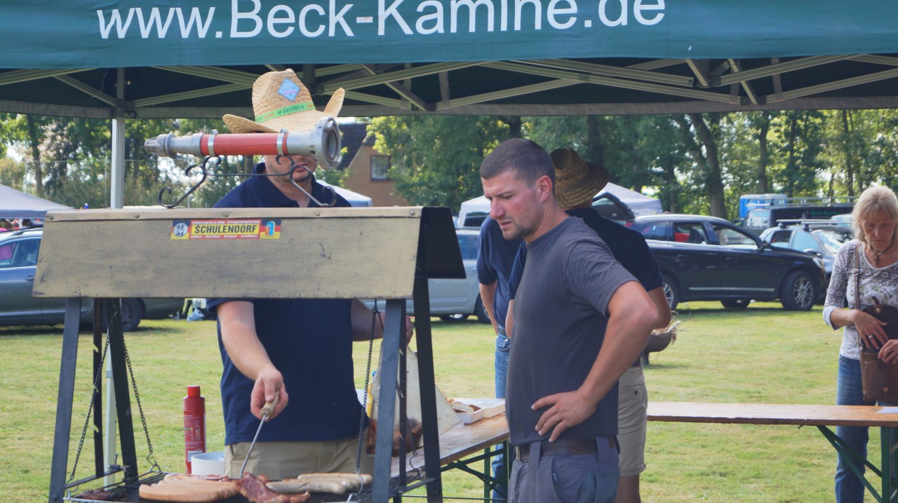 Die Feuerwehr grillt