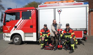 von Links: Jan Borchers, Gerätewart Michael Bär, Vereinsvorsitzender Jörg Koch, Wehrführer